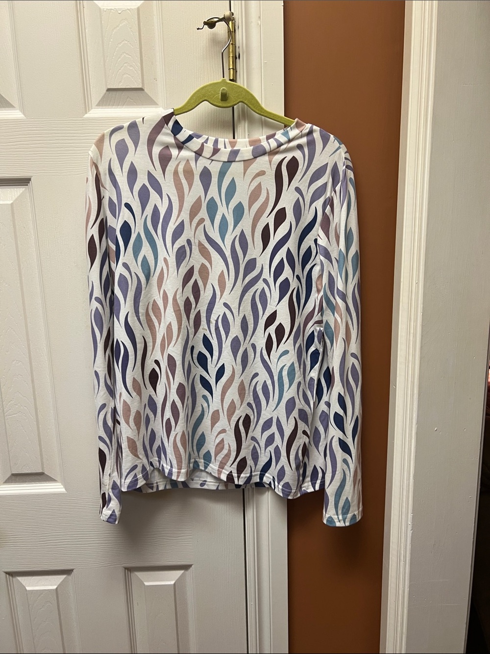 Long-Sleeve Leaf-Print Crewneck Top in Multi Pastel